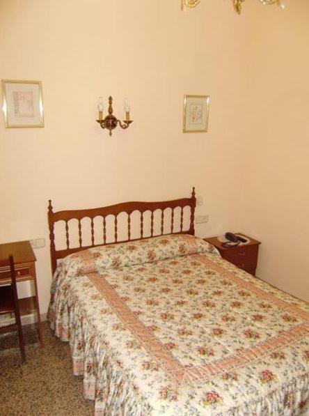 Hostal Miguel Angel Мадрид Стая снимка