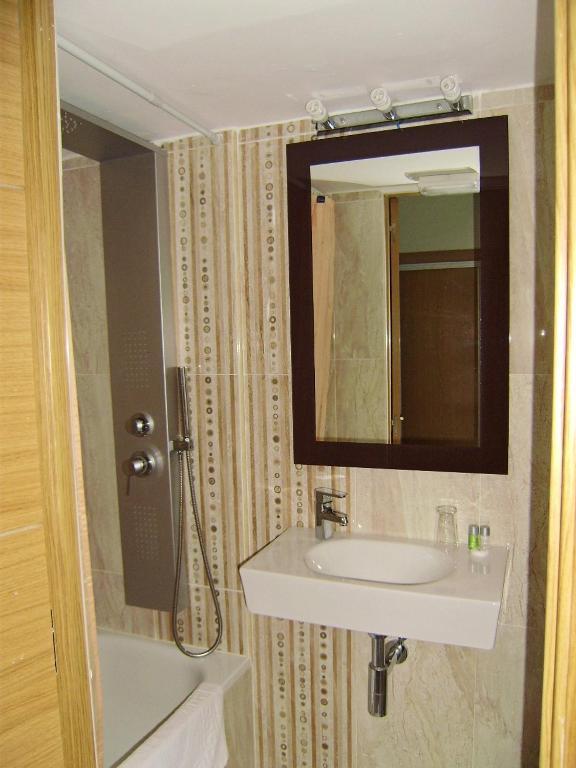 Hostal Miguel Angel Мадрид Екстериор снимка